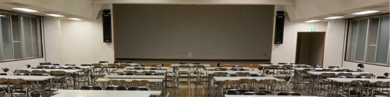 学校跡地の飯田橋でっかいレンタルスペースの講堂椅子机あり