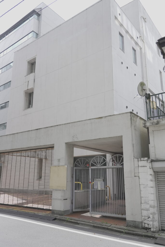 学校跡地の飯田橋でっかいレンタルスペースの入り口外観