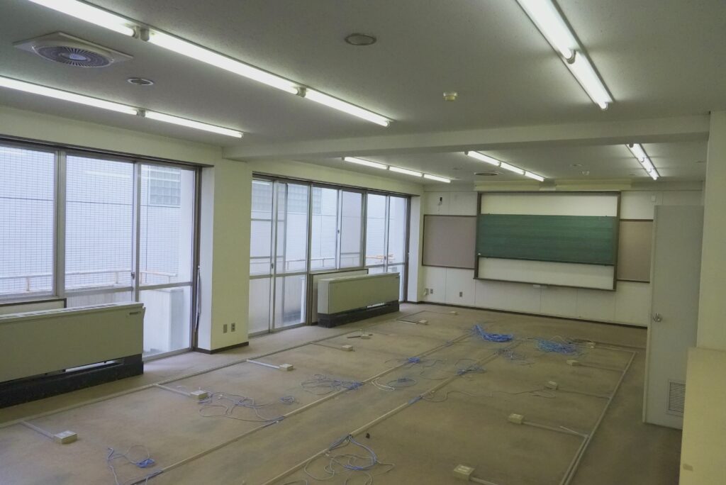 学校跡地の飯田橋でっかいレンタルスペースの視聴覚室