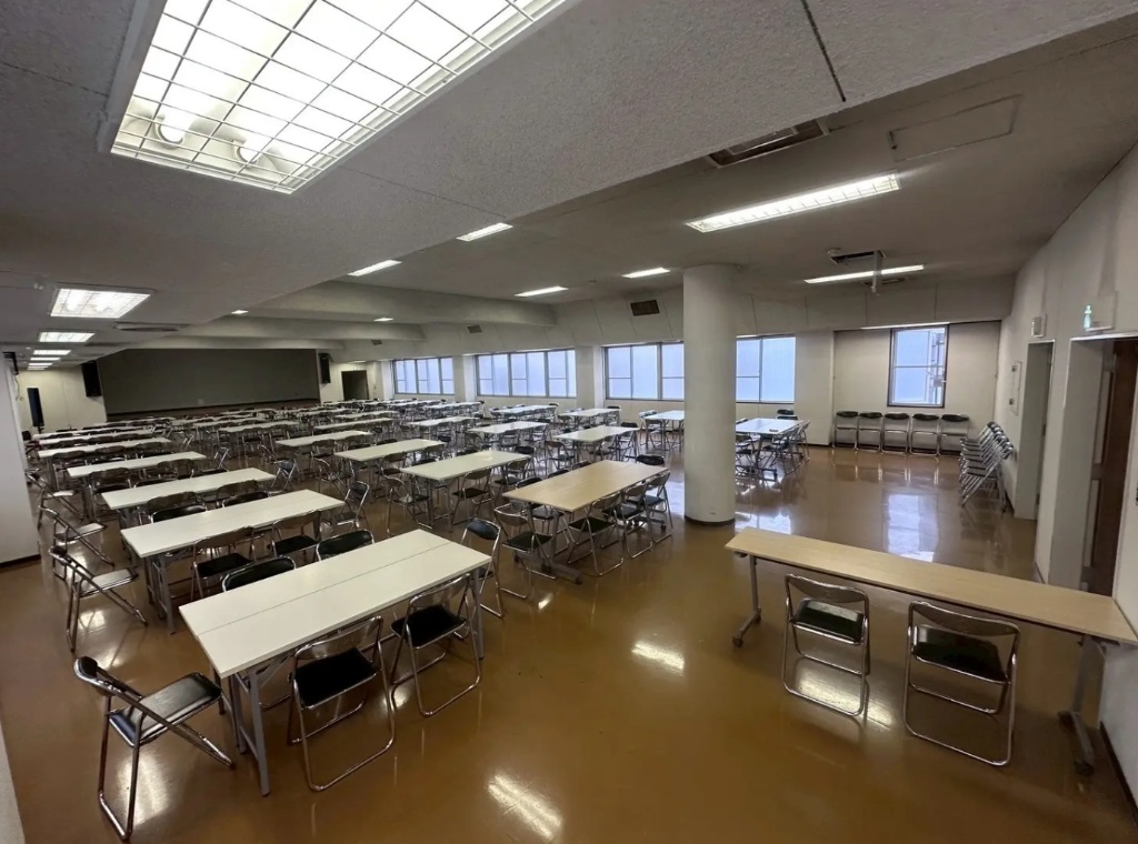学校跡地の飯田橋でっかいレンタルスペースの講堂椅子机あり