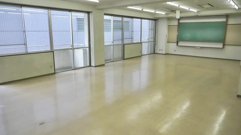 自然光が入る明るい教室スペース