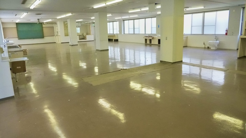 採光のある看護実習室の内観。広い床面と実習用スペースが広がる