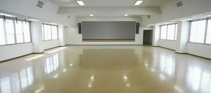 広い床面と高い天井感のある講堂内観