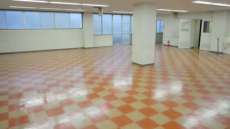 大きな窓がある広い食堂スペースの室内写真