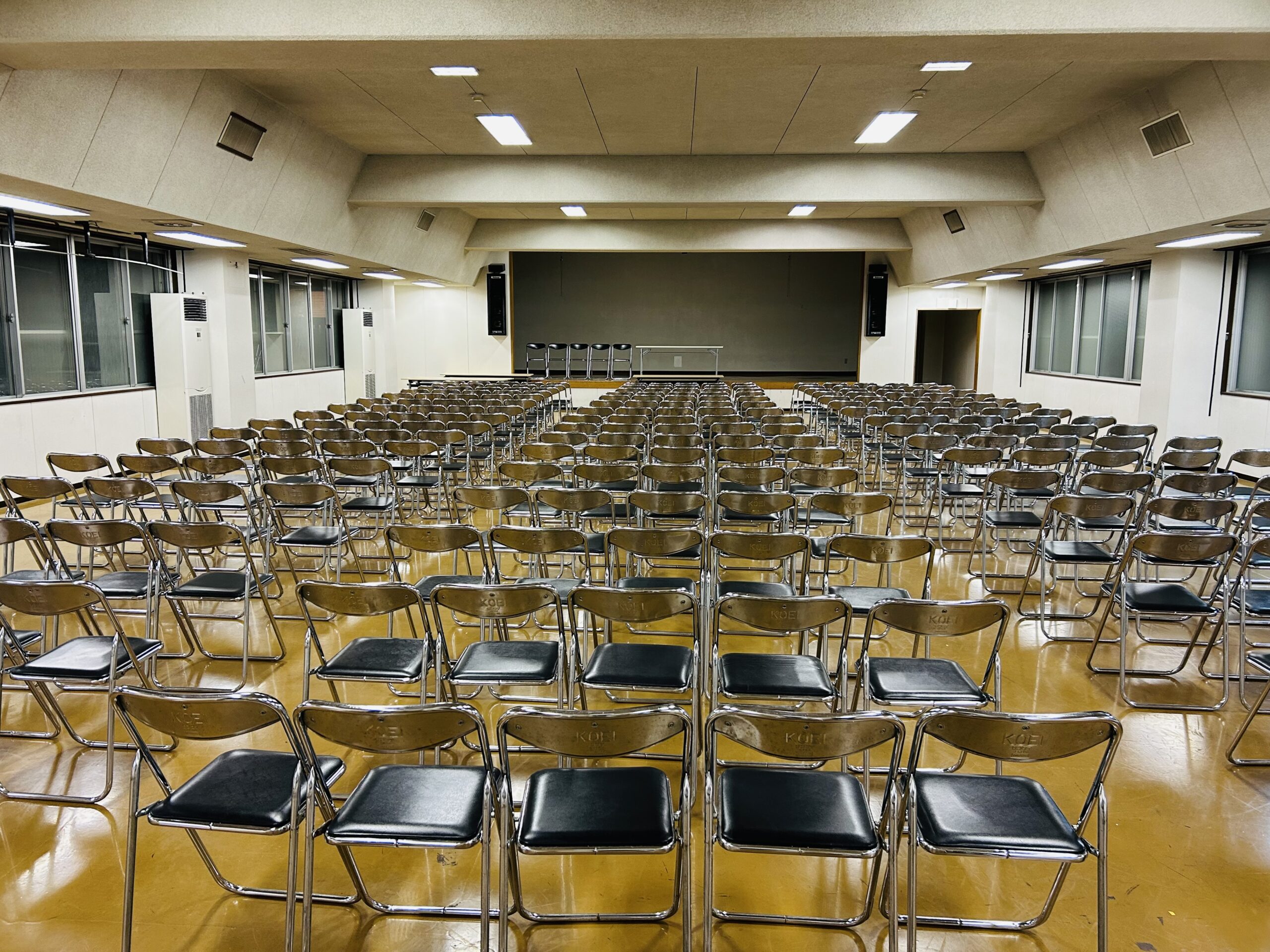 飯田橋 レンタルスペース 活用で発表会やイベントに使える椅子が並んだ講堂スペース