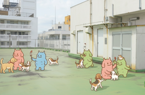 学校の屋上のような開放的な場所で、色違いの「でっかいくん」たちが、たくさんの犬や猫と一緒にのんびりと遊んでいる微笑ましいイラスト。