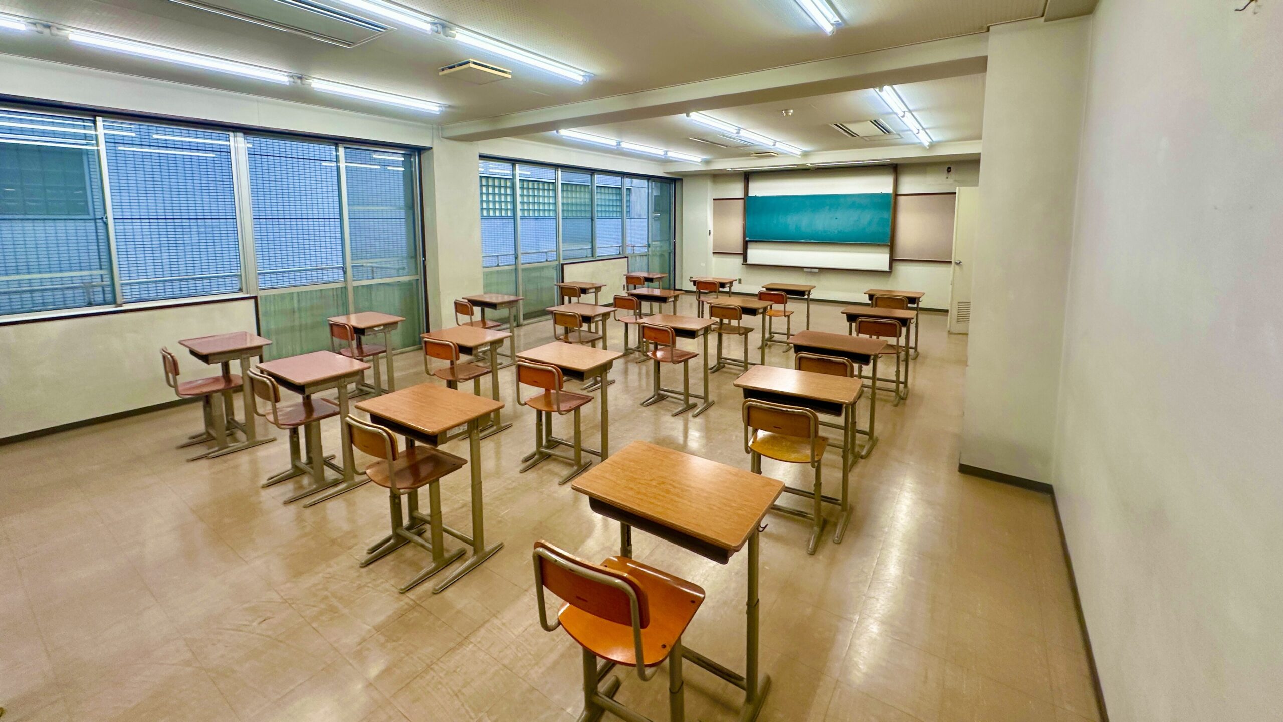 学校跡地の飯田橋でっかいレンタルスペースの教室椅子机あり