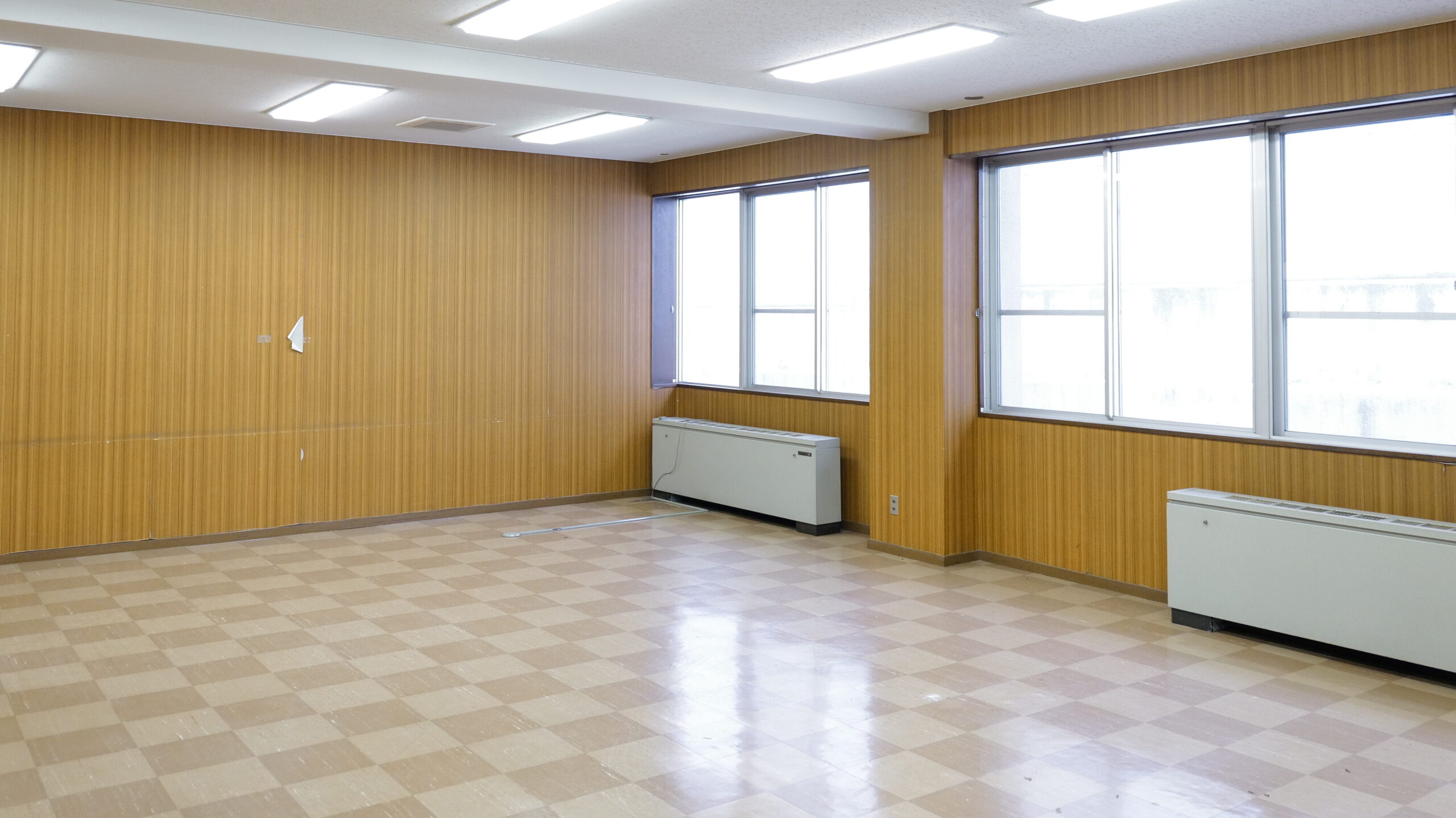 飯田橋学校跡地のでっかいレンタルスペースの大会議室画像