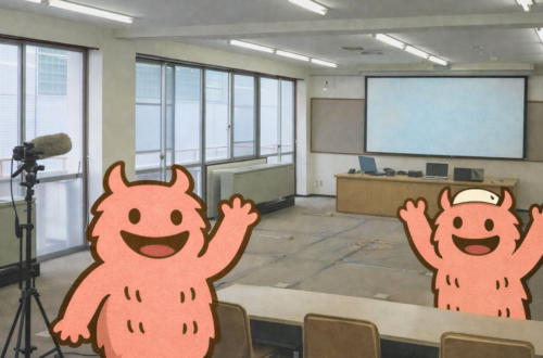 視聴覚室の室内写真に、手を振る「でっかいくん」と両手を上げた「でっかいくん」を2体配置したサムネイル画像