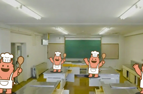 調理実習室の室内写真に、白エプロンや三角巾をつけた「でっかいくん」キャラクターを2〜3体合成した撮影イメージ